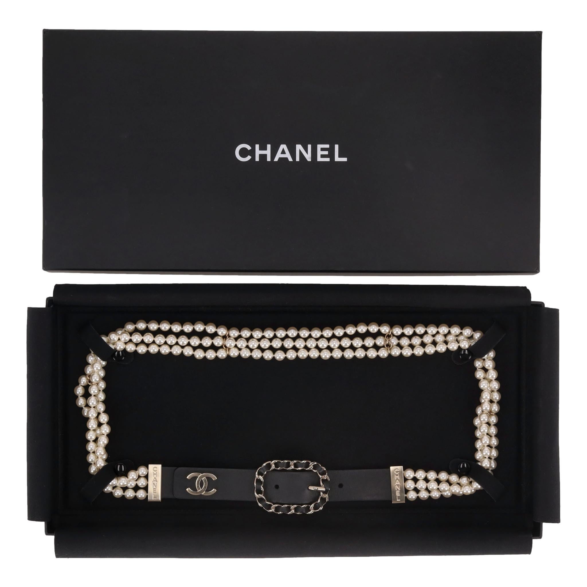 Adoriamo - Cintura Chanel con logo 'CC', pelle e perle a catena

Cintura a più fili di perle bianche con parte anteriore in pelle nera impreziosita dall'iconico logo 