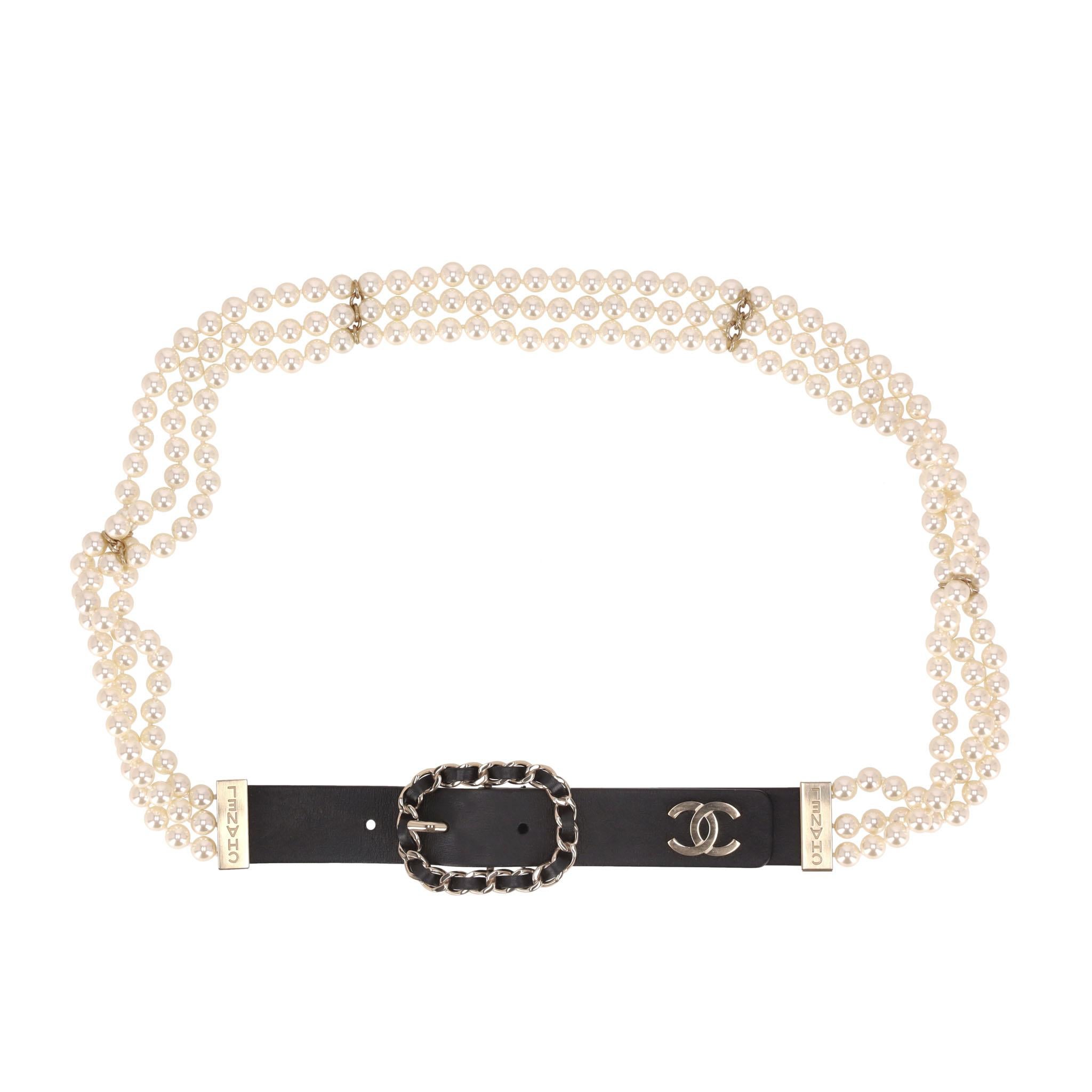 Beige Cintura Chanel con logo 'CC', pelle e catena con perle in vendita