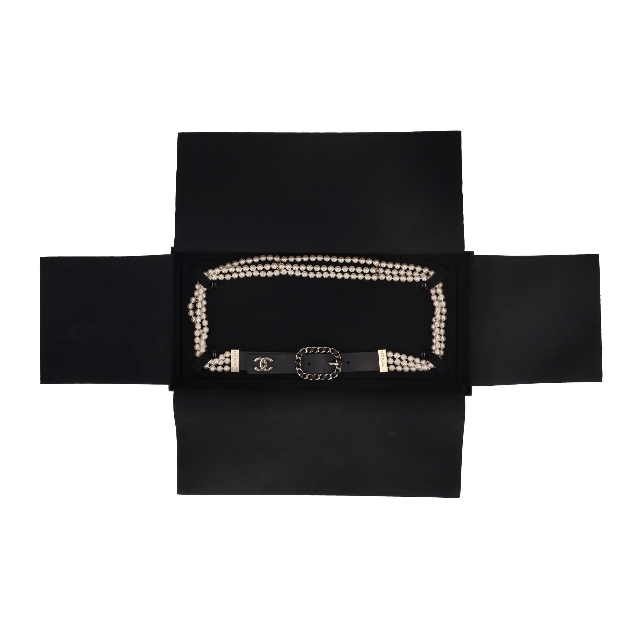 Cintura Chanel con logo 'CC', pelle e catena con perle In condizioni ottime in vendita a London, GB