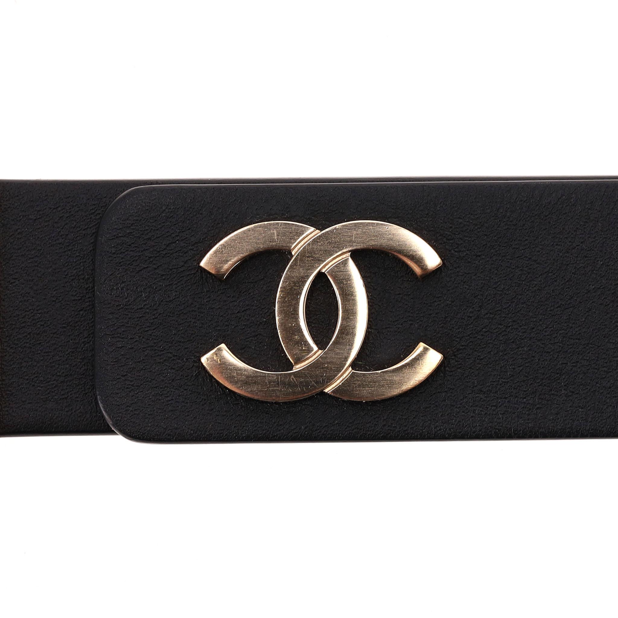 Cintura Chanel con logo 'CC', pelle e catena con perle in vendita 2