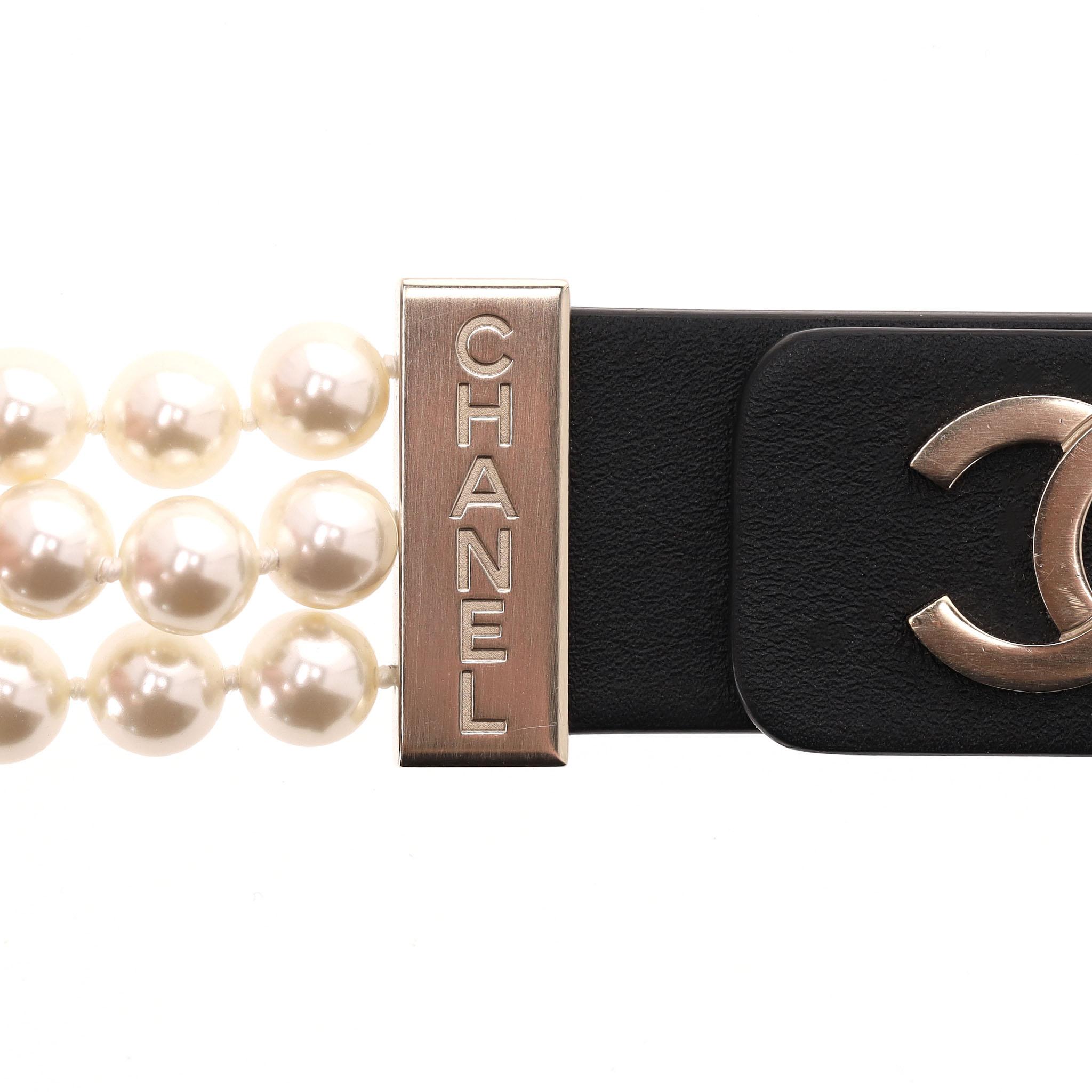 Cintura Chanel con logo 'CC', pelle e catena con perle in vendita 3