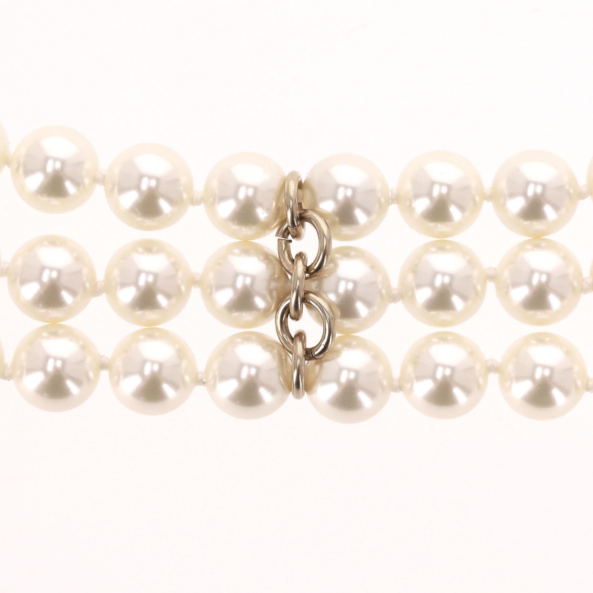 Cintura Chanel con logo 'CC', pelle e catena con perle in vendita 4