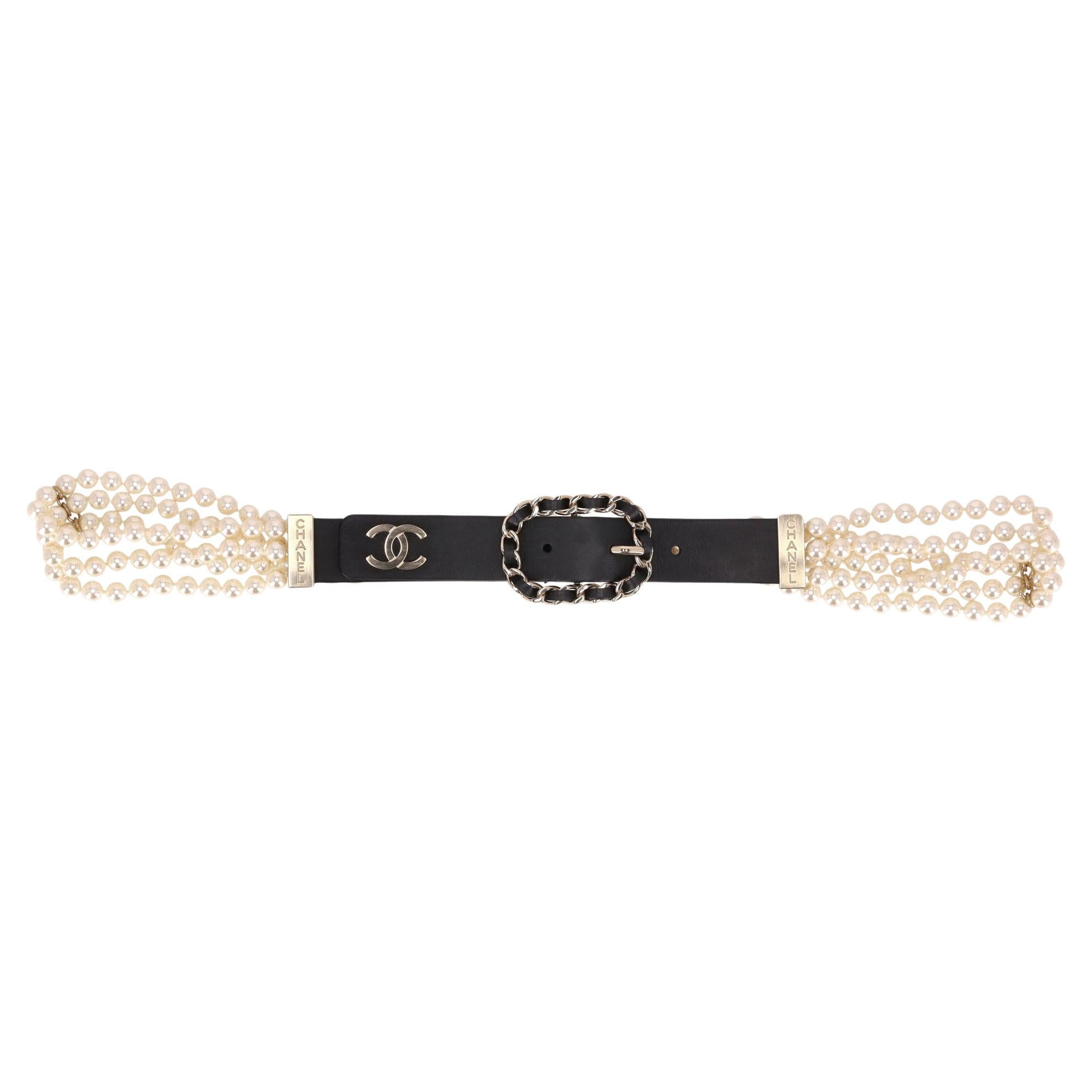 Cintura Chanel con logo 'CC', pelle e catena con perle