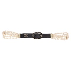 Cintura Chanel con logo 'CC', pelle e catena con perle