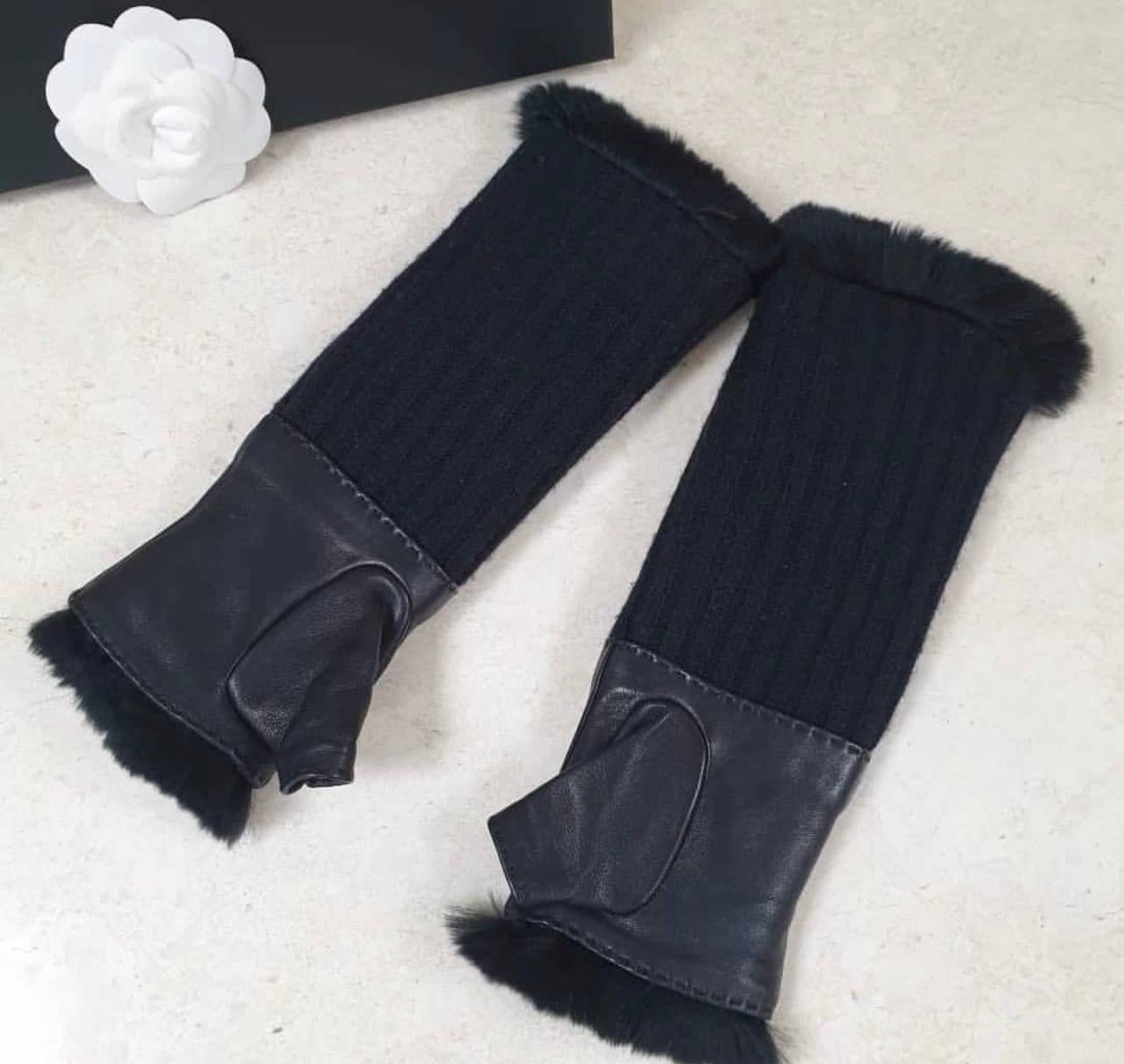 Black Chanel CC logo Leather Knitted Mittens Sz.7 For Sale