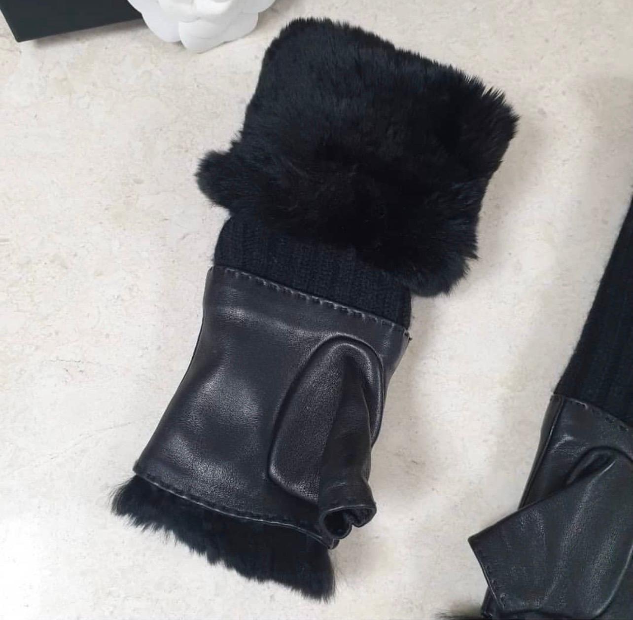 Chanel CC logo Leather Knitted Mittens Sz.7 In Good Condition For Sale In Krakow, PL