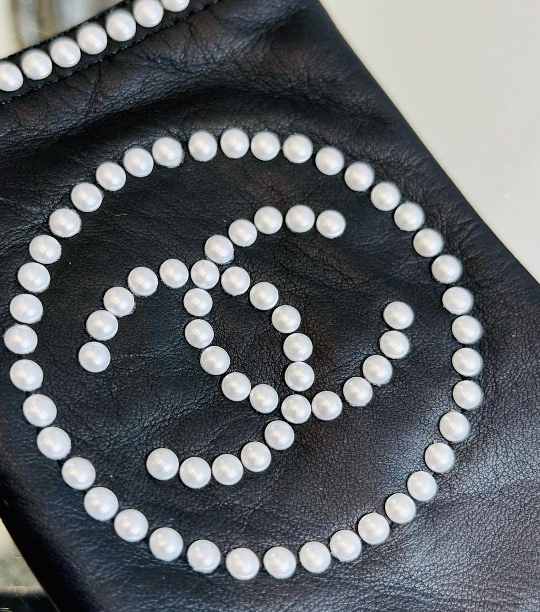 Chanel 'CC' Logo Leather & Pearl Fingerless Gloves In New Condition For Sale In London, GB