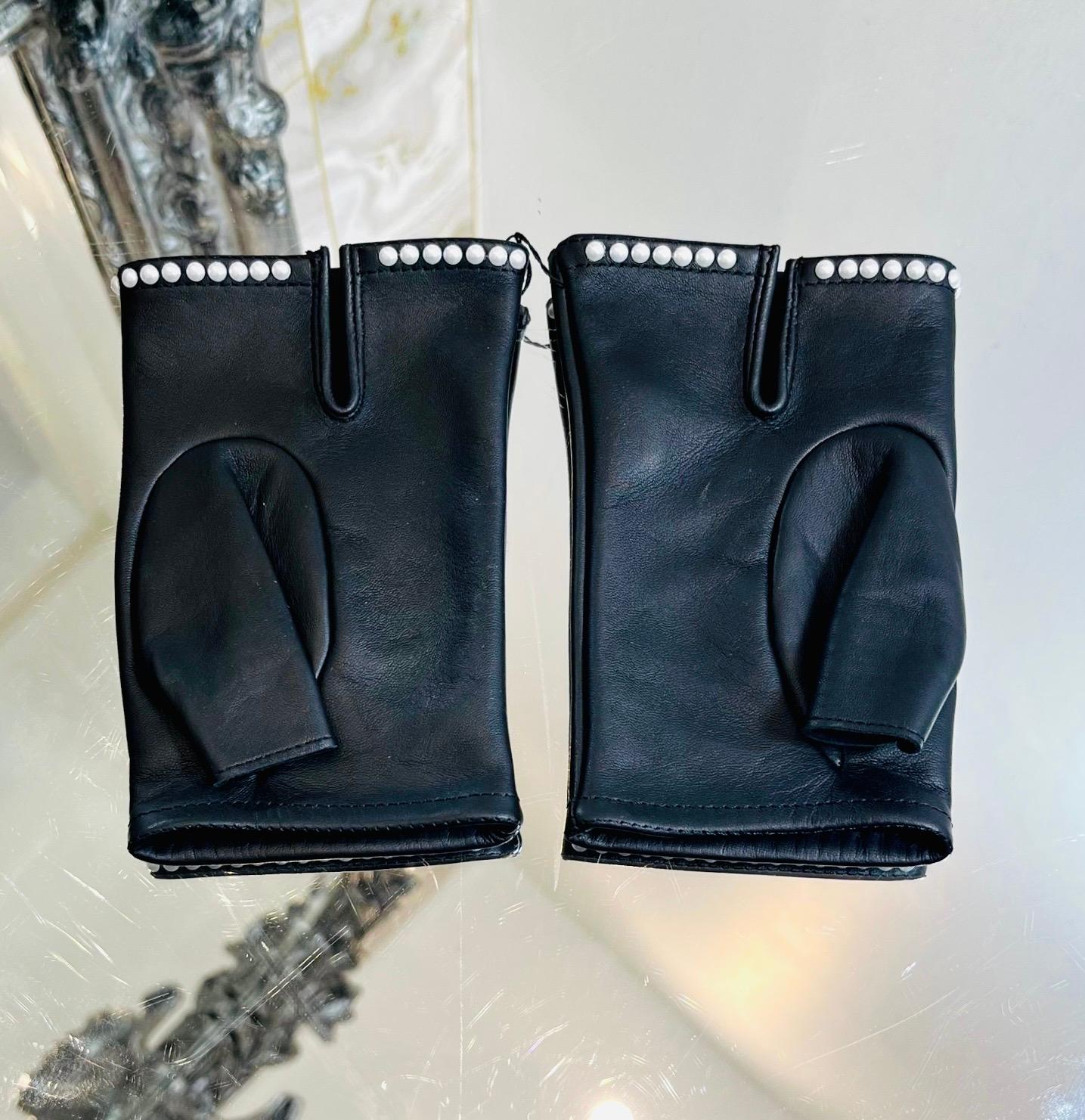 Women's Chanel 'CC' Logo Leather & Pearl Fingerless Gloves For Sale