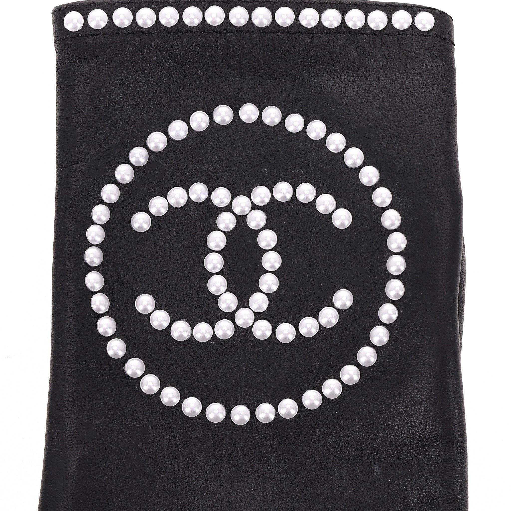 Chanel 'CC' Logo Leather & Pearl Fingerless Gloves In Excellent Condition For Sale In London, GB