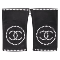 Gants sans doigt Chanel « CC » en cuir et perles