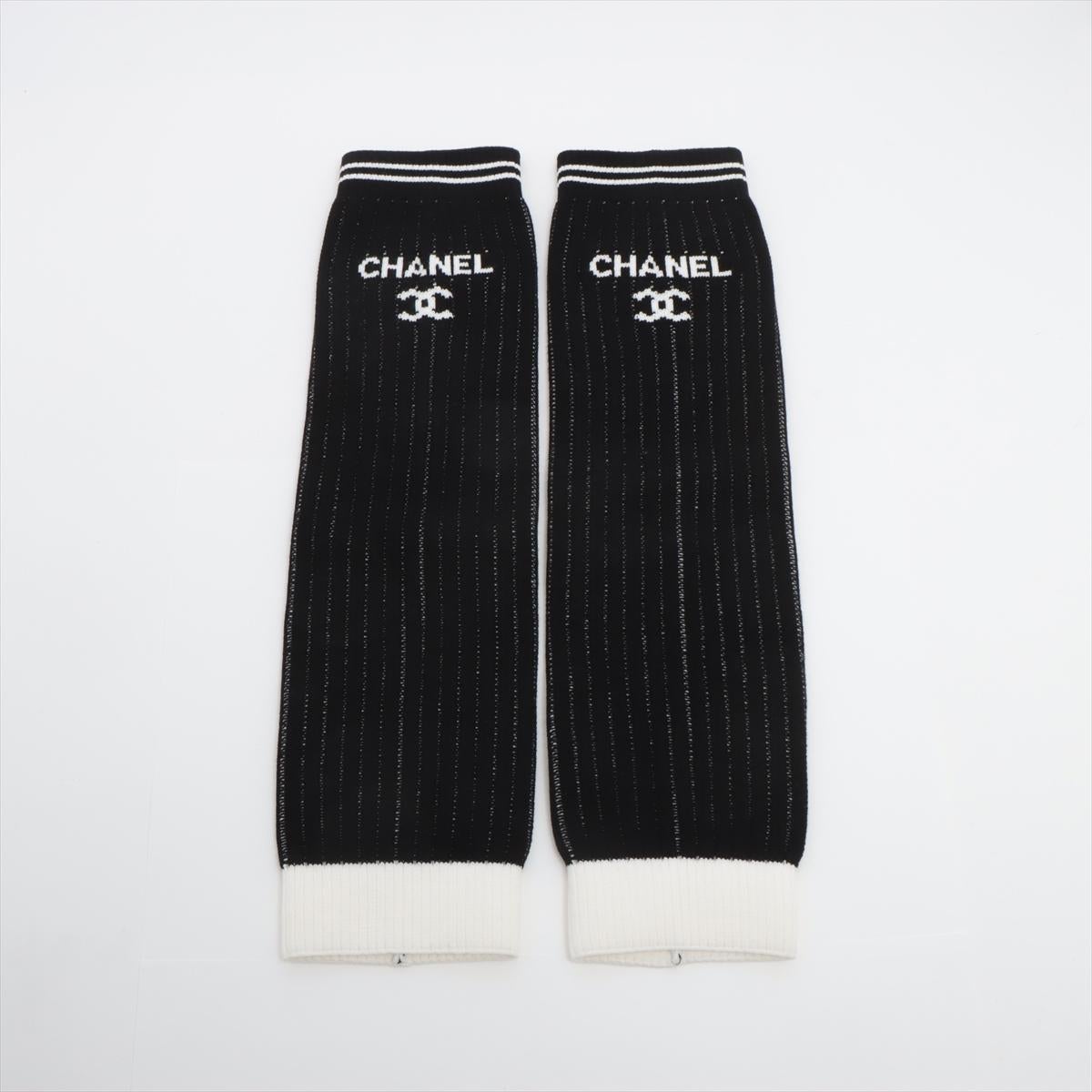 The Chanel CC Logo Leg Warmers in Black and White are a stylish and cozy accessory that blends luxury with street-style edge. Crafted from soft, high-quality knit fabric, the leg warmers feature the iconic CC logo in a bold contrast design, adding a