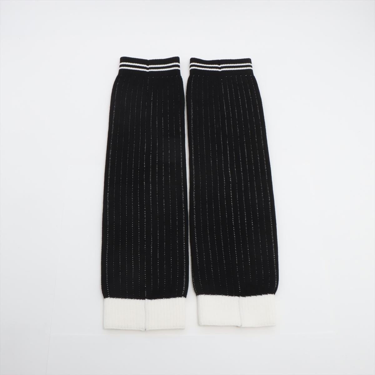 Chanel CC Logo Leg Warmer Black x White In Good Condition In Humacao, PR