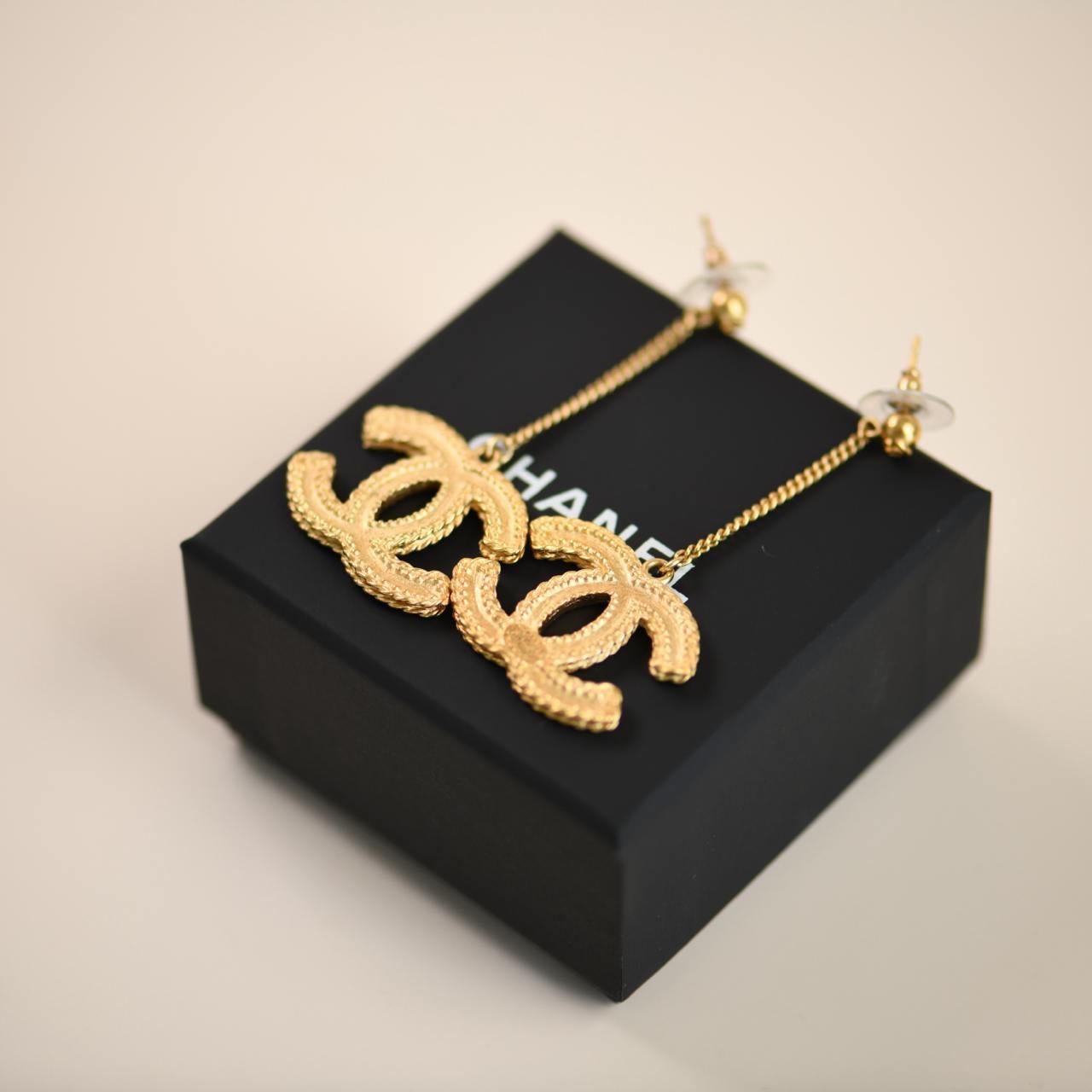 SKU	33301532
Viene fornito con	Solo per la scatola
Data	2017
Modello	CC Collection'S
Numero di serie	F17 V
Metallo	Placcato oro
Peso	Circa 12,7 g
Condizione	Eccellente
Altre informazioni	Diametro: Circa 6,4cm -