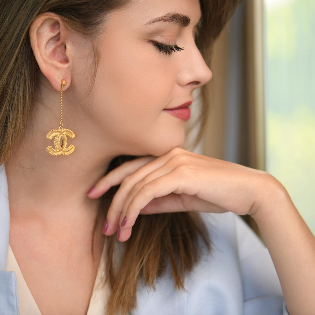 Orecchini a goccia lunghi con logo CC di Chanel In condizioni ottime in vendita a Banbury, GB