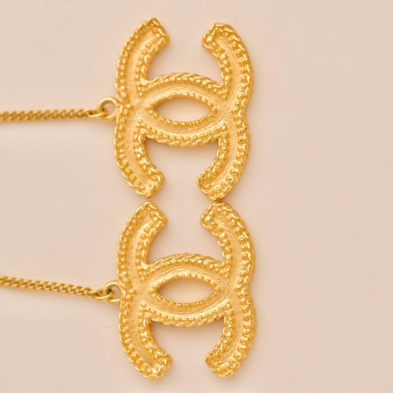Orecchini a goccia lunghi con logo CC di Chanel in vendita 2