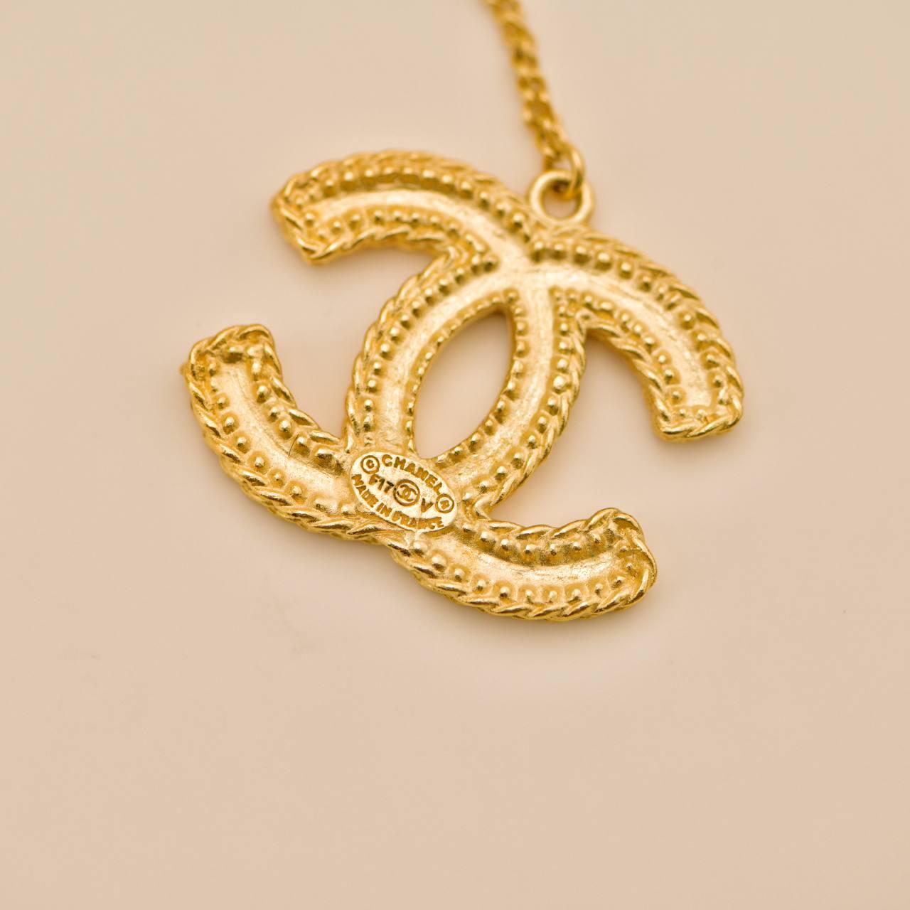 Orecchini a goccia lunghi con logo CC di Chanel in vendita 3