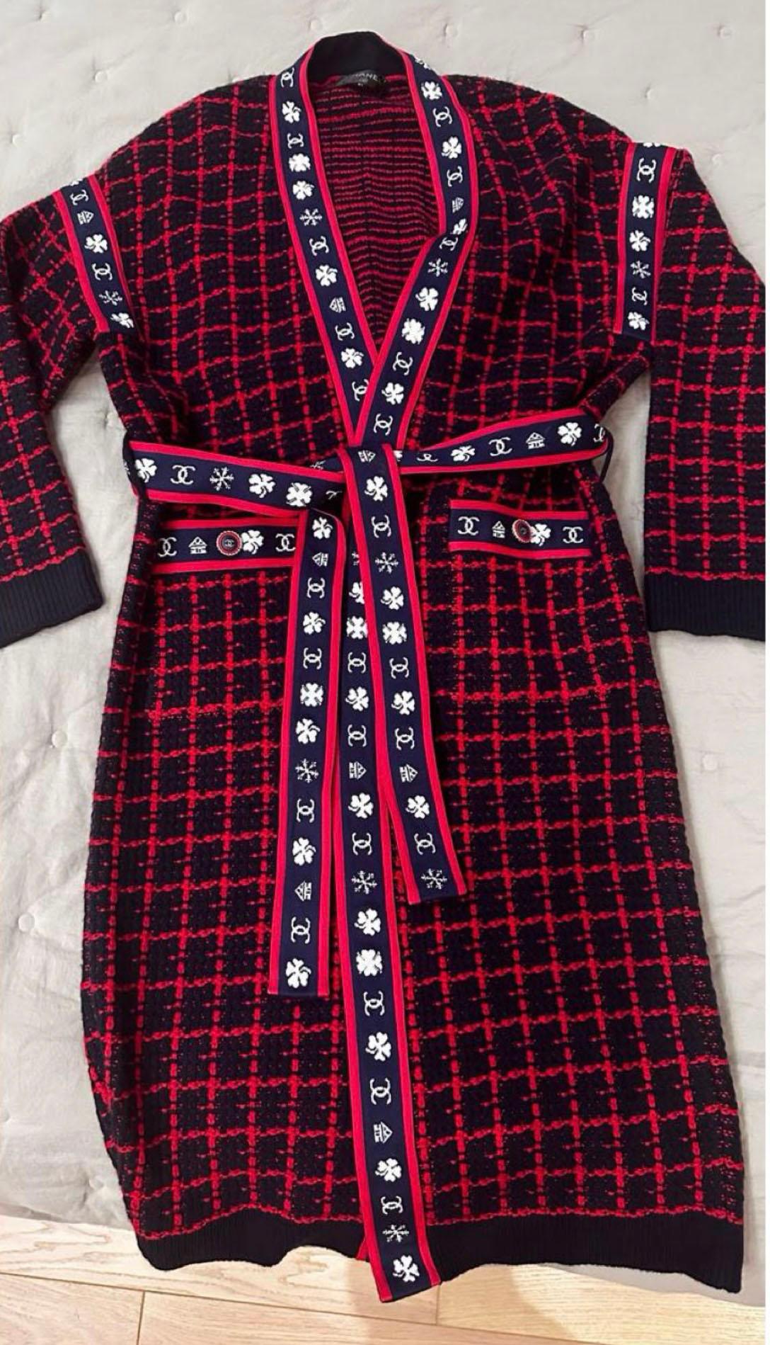 Rarest Chanel cashmere coat with CC Logo and Lucky Symbols : from 2019 COCO NEIGE Collection
Collectible piece!
- CC logo buttons at pockets
Size mark 34 FR, oversize silhouette
Condition: pristine, only tried once