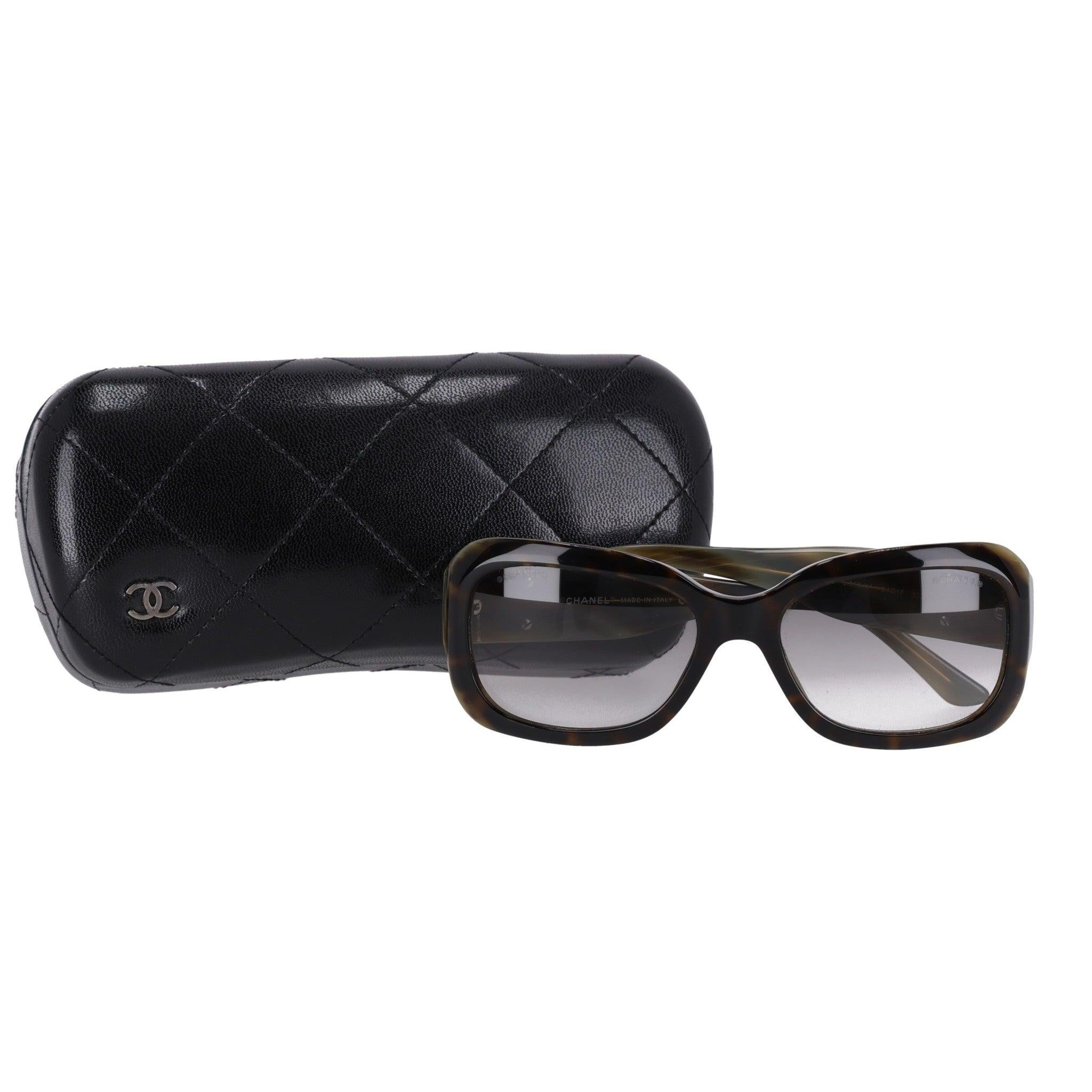 Chanel  'CC' Logo Sunglasses

Dark green toned, marble effect sunglasses with large metal rivet 'CC' 

logo to each arm.

Size - One Size

Condition - Good/Very Good (Light scratches to the arms) 

Composition - Plastic

Comes With - Case