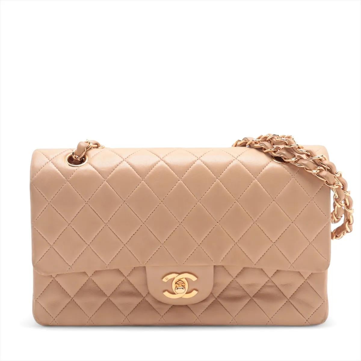 Le sac à double rabat Chanel CC Logo Matelassé 25 en cuir d'agneau beige est un classique intemporel et sophistiqué, réalisé en cuir souple avec le matelassage en diamant signature et le logo CC emblématique entrelacé. Cet élégant sac est doté d'un