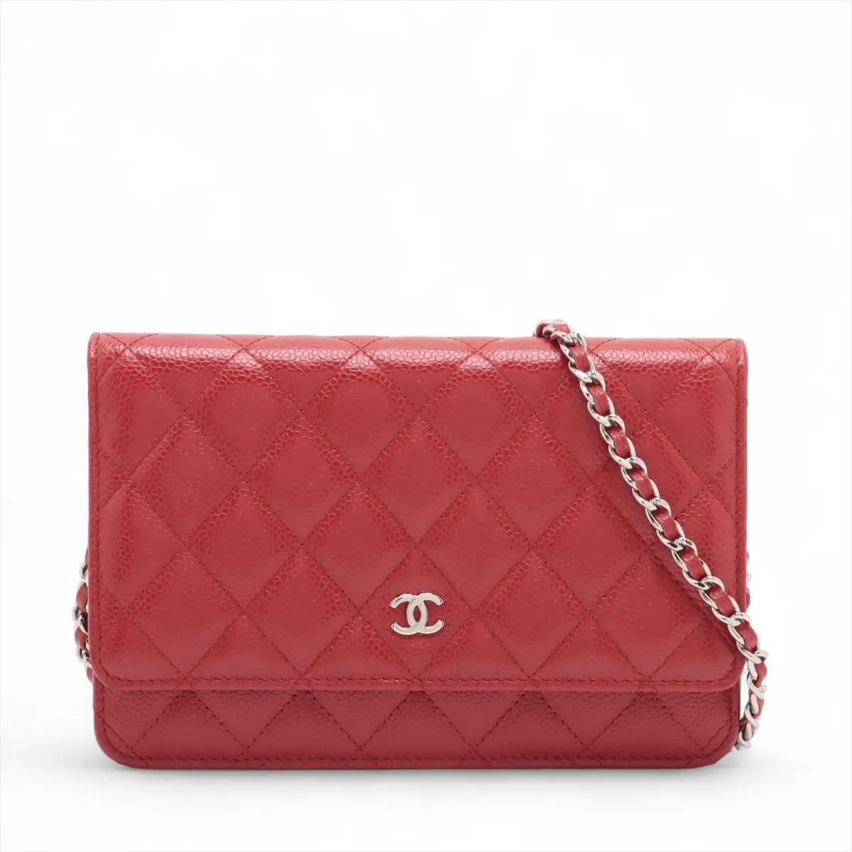 Le portefeuille Chanel CC Logo Matelasse Caviar Chain en rouge est un accessoire raffiné et élégant qui incarne la sophistication intemporelle de la maison. Confectionné en cuir caviar résistant avec un matelassage classique, il arbore le logo CC