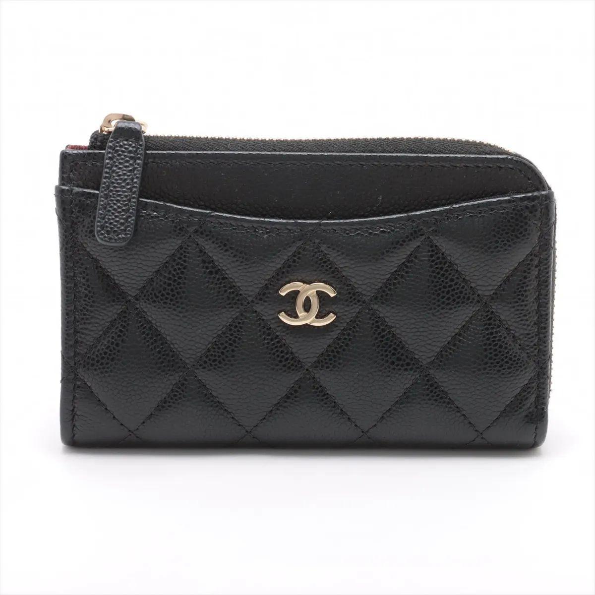 The Chanel CC Logo Matelassé Caviar Skin Coin Card Wallet in black is a sophisticated and versatile accessory that combines timeless design with everyday practicality. Crafted from the brand’s durable, textured caviar leather, it features the iconic