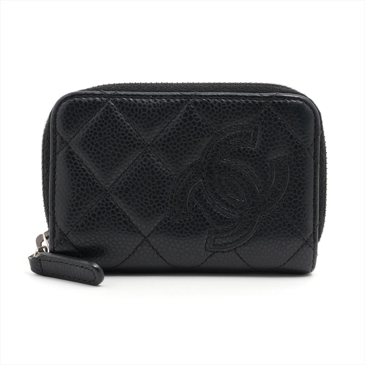 Die Chanel CC Logo Matelasse Caviar Skin Coin Case Zippy Wallet in Schwarz ist ein luxuriöses und vielseitiges Accessoire, das die Raffinesse der Marke Chanel verkörpert. Die aus hochwertigem Kaviarleder gefertigte Brieftasche ist mit dem für Chanel