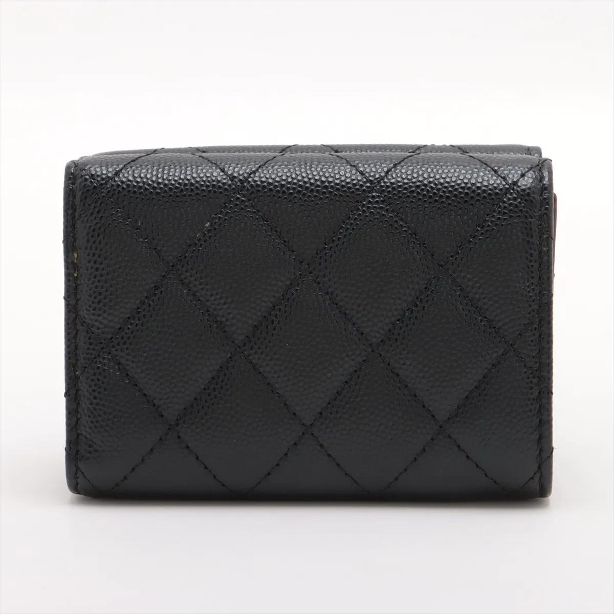 *Portafoglio compatto Chanel CC Logo Matelassé in pelle di caviale Nero In condizioni buone in vendita a Indianapolis, IN