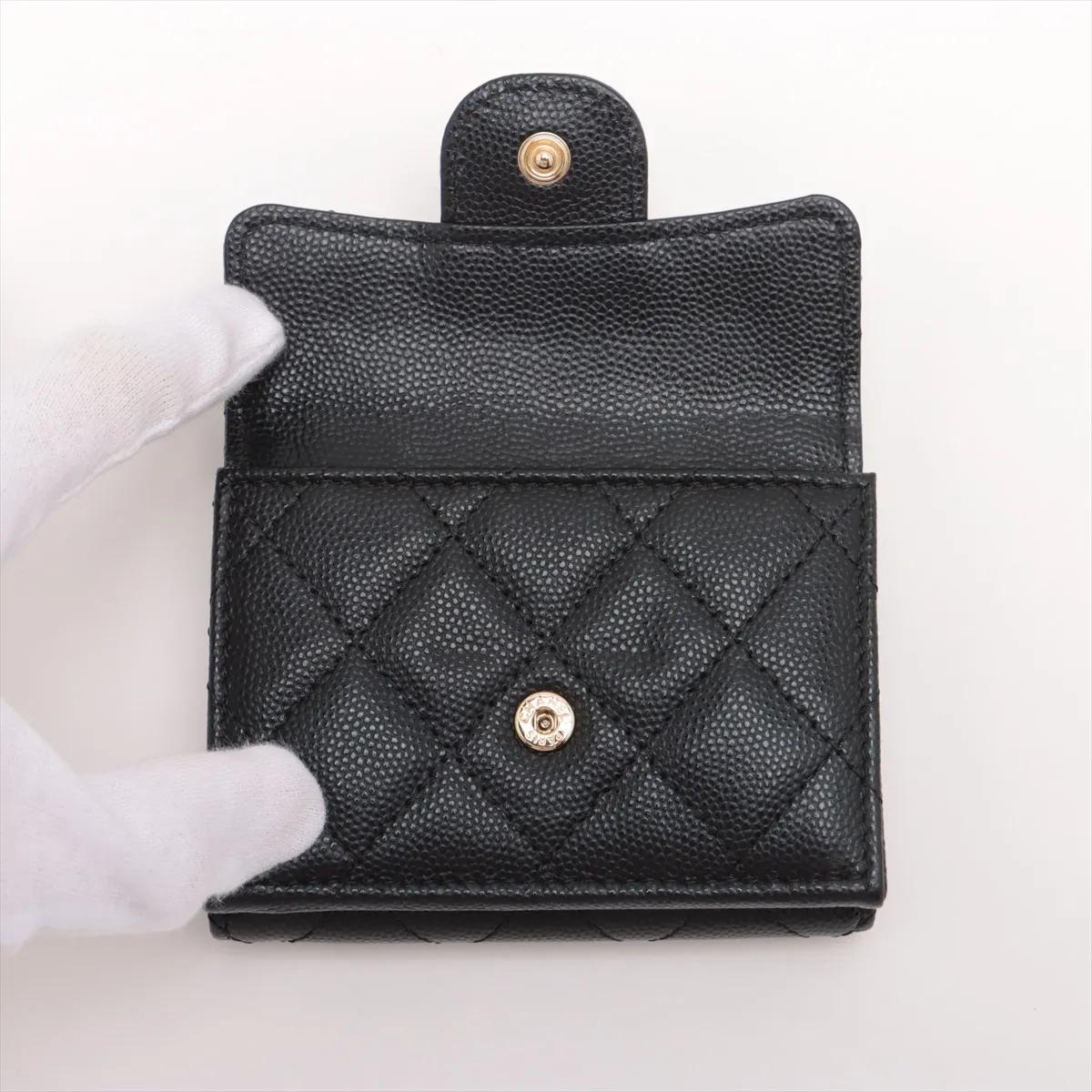 Donna *Portafoglio compatto Chanel CC Logo Matelassé in pelle di caviale Nero in vendita