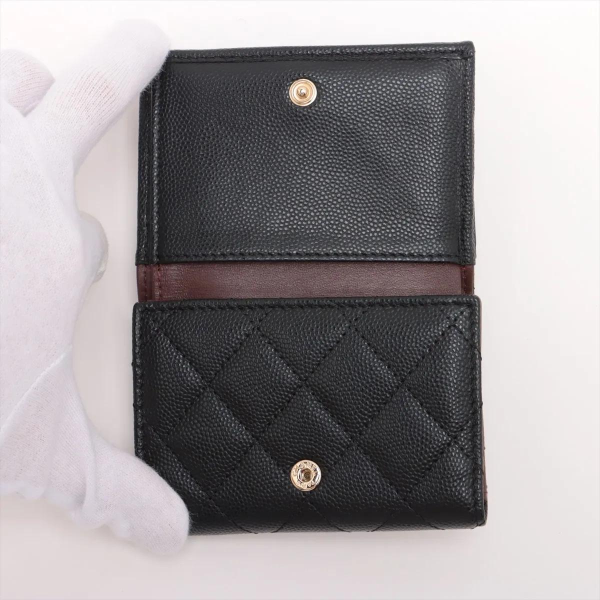 *Portafoglio compatto Chanel CC Logo Matelassé in pelle di caviale Nero in vendita 1