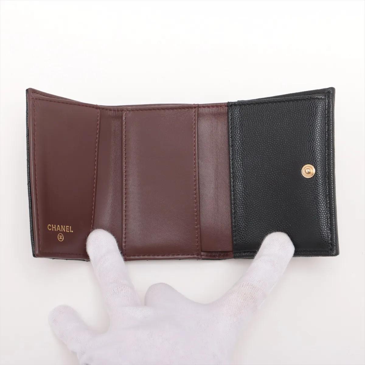 *Portafoglio compatto Chanel CC Logo Matelassé in pelle di caviale Nero in vendita 2