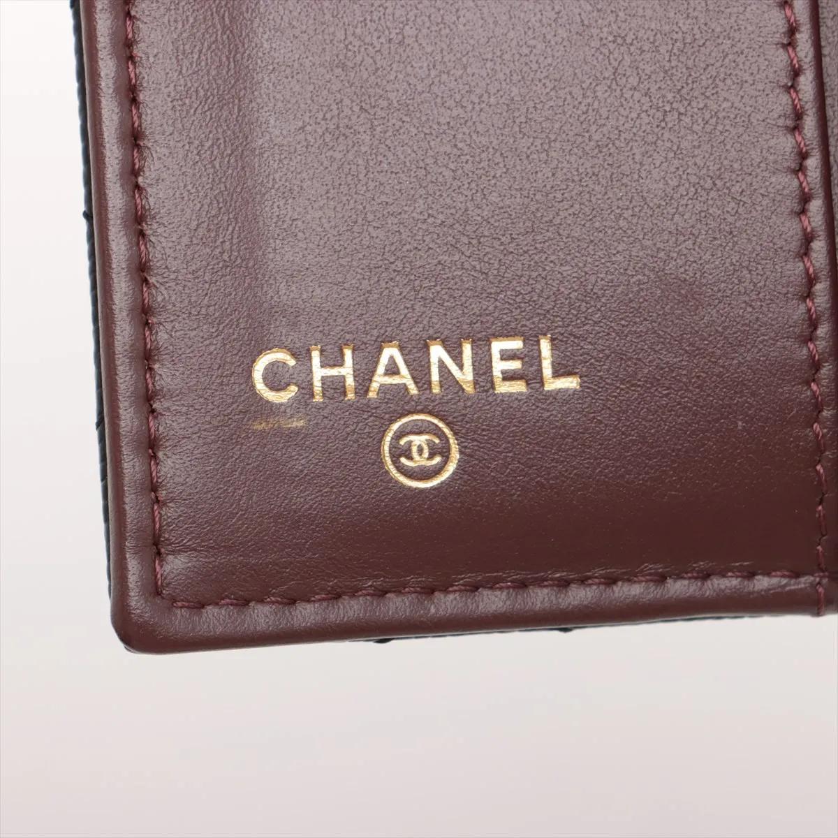 *Portafoglio compatto Chanel CC Logo Matelassé in pelle di caviale Nero in vendita 5