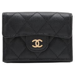 *Portafoglio compatto Chanel CC Logo Matelassé in pelle di caviale Nero