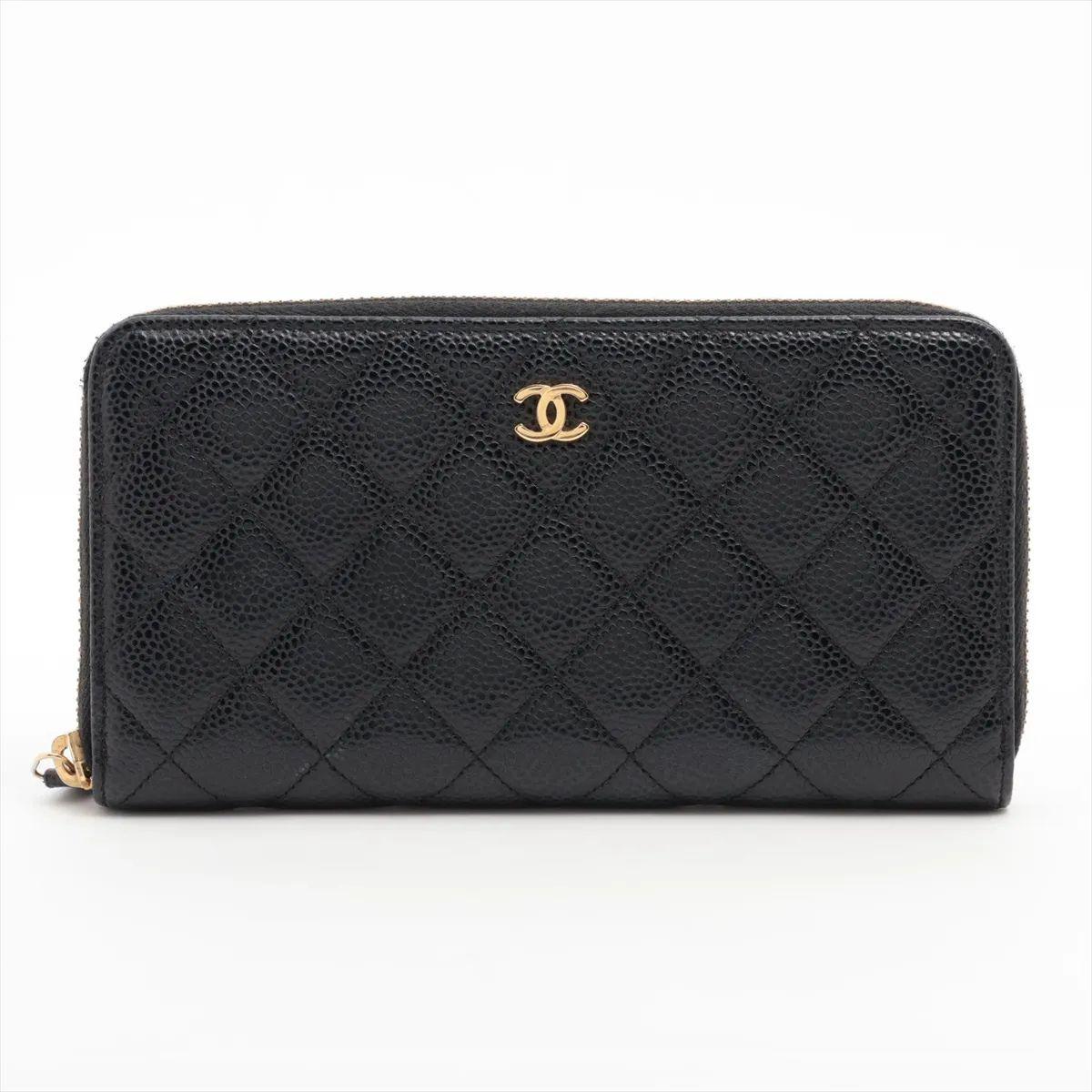 La Cartera Zippy Chanel CC Logo Matelassé Piel de Caviar en negro es un accesorio atemporal y lujoso fabricado en duradera piel de caviar, conocida por su rica textura y su resistencia a los arañazos. Con el icónico estampado matelassé acolchado con