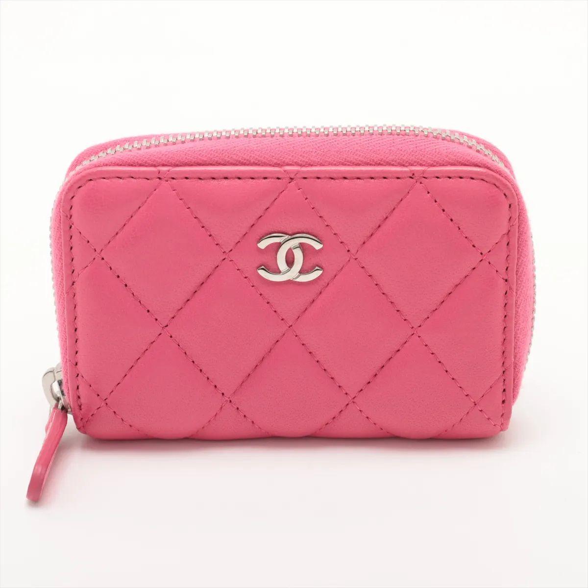 Il Portamonete Zippy in pelle d'agnello matelassé Chanel CC Logo in rosa è un accessorio raffinato e pratico che emana la classica eleganza Chanel. Realizzata in lussuosa pelle di agnello, presenta il caratteristico motivo Matelassé trapuntato a