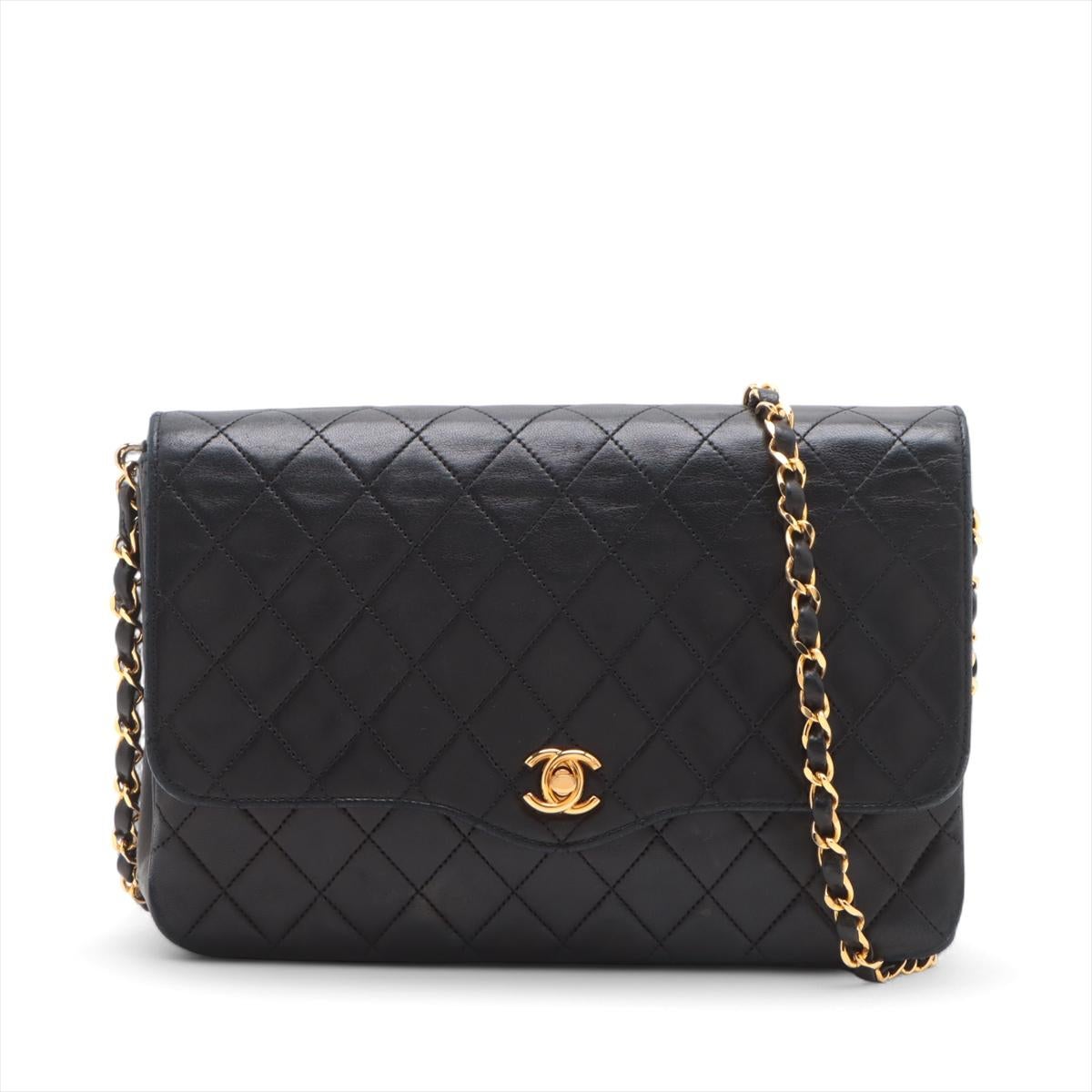 El bolso de hombro Chanel CC Logo Matelasse de piel de cordero con cadena en negro es una pieza sofisticada e icónica que personifica el lujo atemporal. Confeccionado en piel de cordero suave y flexible, el bolso presenta el estampado acolchado de