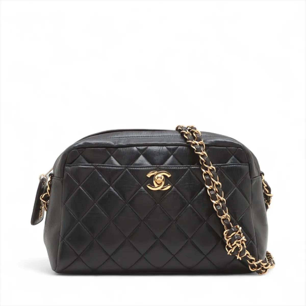 La borsa a tracolla Chanel CC Logo Matelassé in pelle d'agnello nera è un pezzo sofisticato che unisce l'eleganza senza tempo alla funzionalità quotidiana. Realizzata in morbida pelle d'agnello, sfoggia l'iconico design trapuntato a rombi accentuato