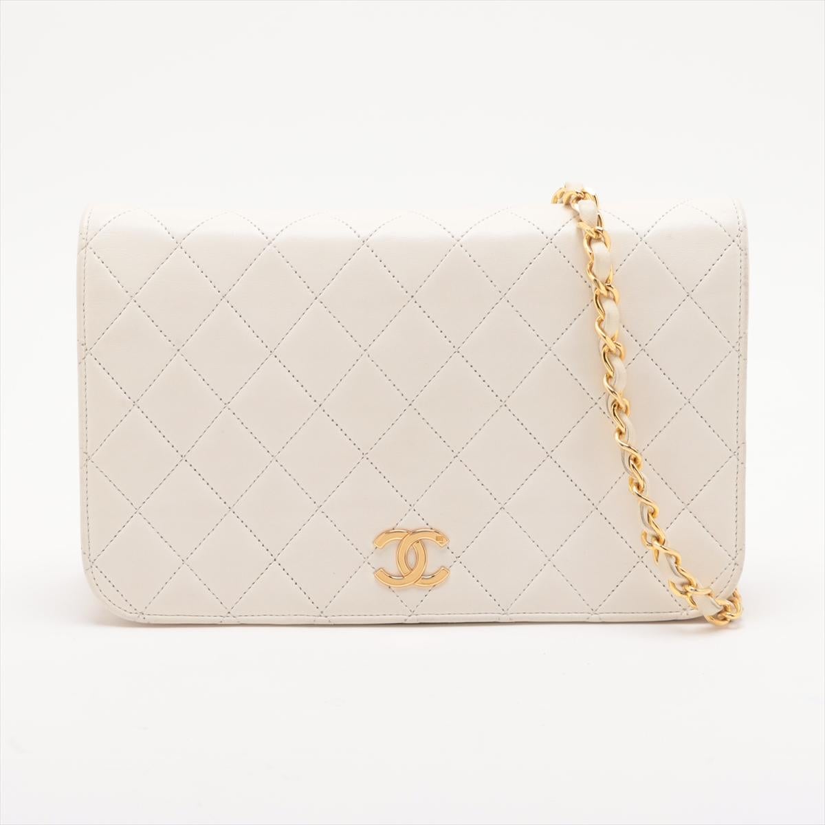 *will ship about 3/27*
The Chanel CC Logo Matelassé Lambskin Chain Shoulder Bag in White is a timeless and elegant piece that embodies classic Chanel sophistication. Crafted from luxurious quilted lambskin leather, the bag features an iconic