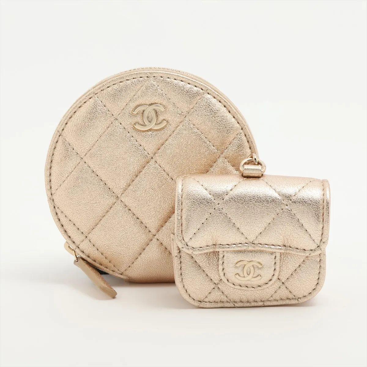 The Chanel CC Logo Matelassé Lambskin Coin Purse AirPods Case in champagne is a chic and versatile accessory that embodies the house’s timeless elegance. Crafted from luxurious lambskin leather with Chanel’s iconic quilted matelassé design, it is