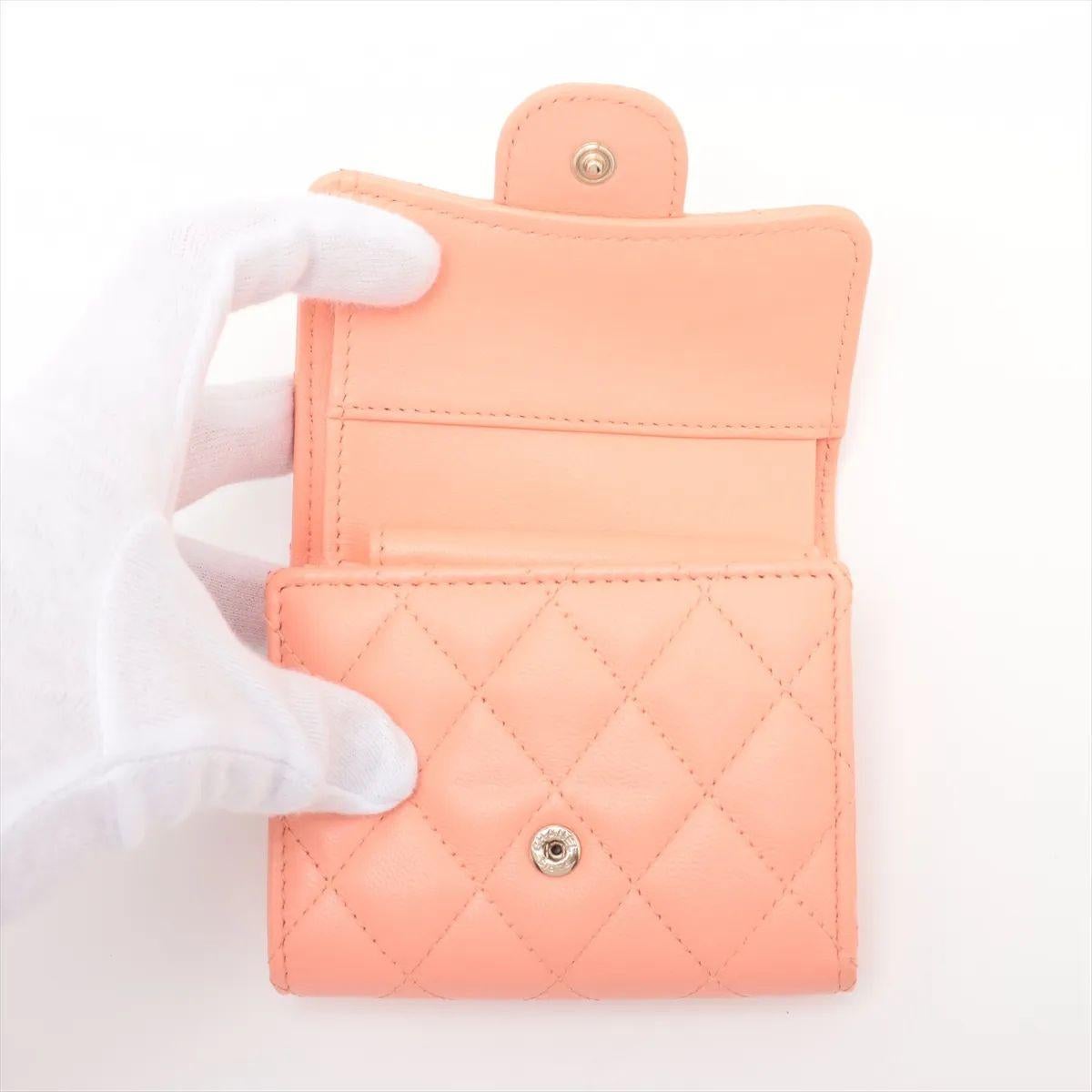 Chanel CC Logo Matelasse Lambskin Compact Wallet Pink Salmon In Good Condition For Sale In Humacao, PR