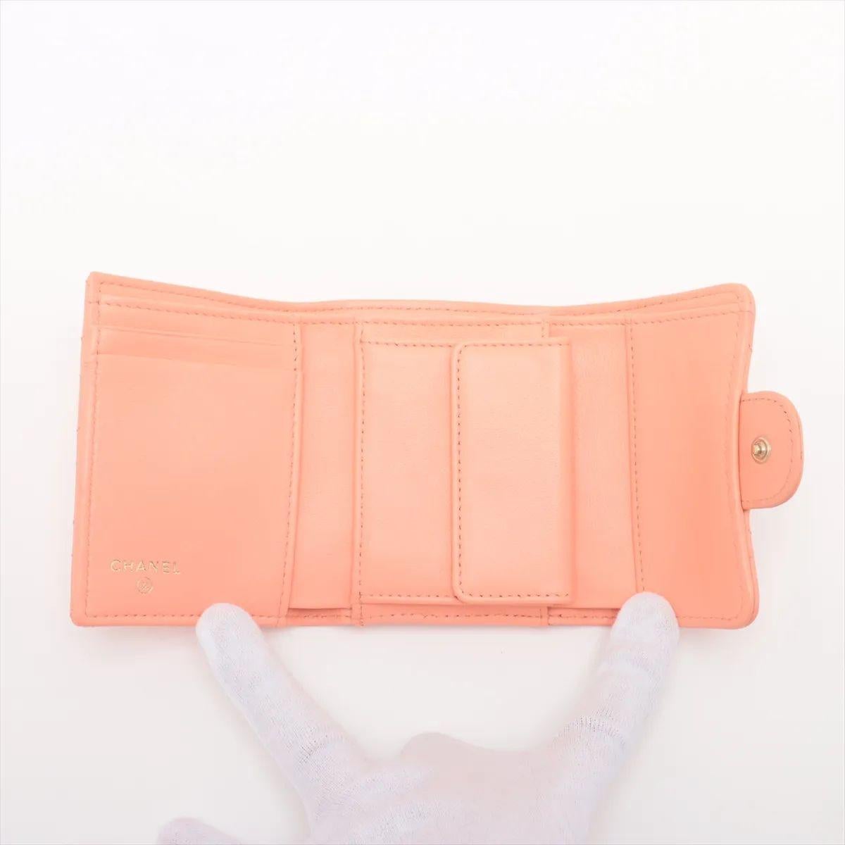 Women's Chanel CC Logo Matelasse Lambskin Compact Wallet Pink Salmon For Sale