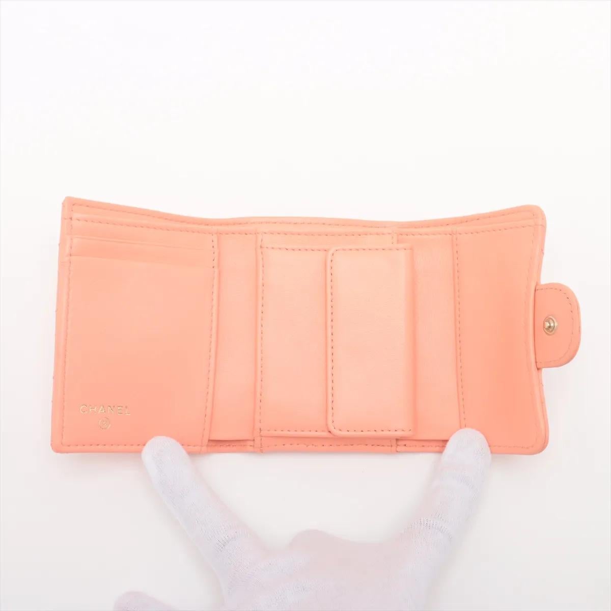 Donna *Portafoglio compatto in pelle d'agnello Chanel CC Logo Matelasse Rosa Salmone in vendita