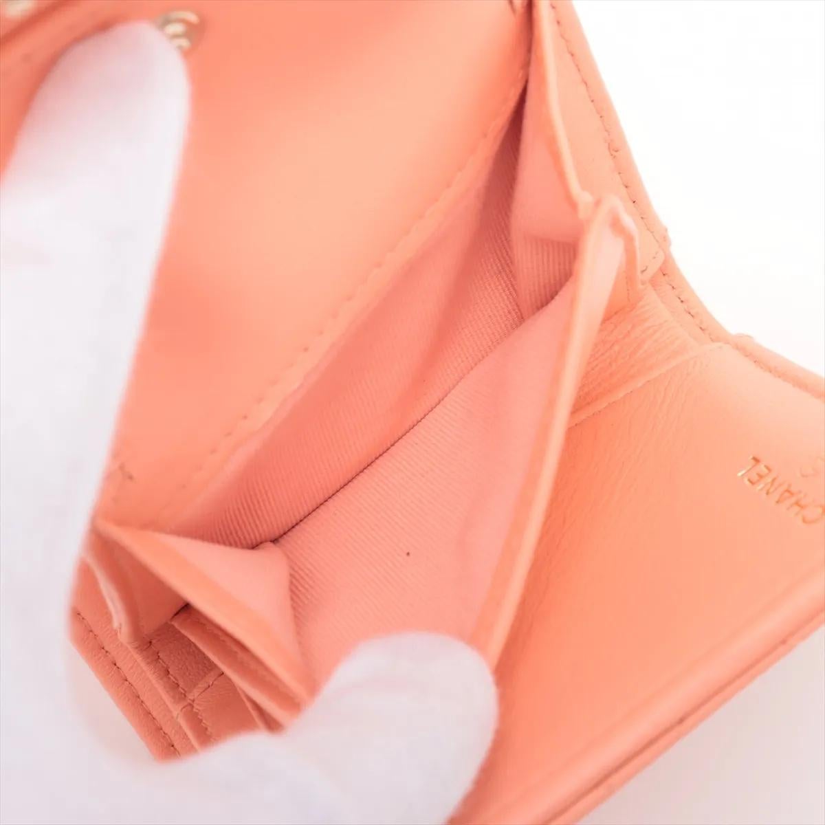 *Portafoglio compatto in pelle d'agnello Chanel CC Logo Matelasse Rosa Salmone in vendita 2