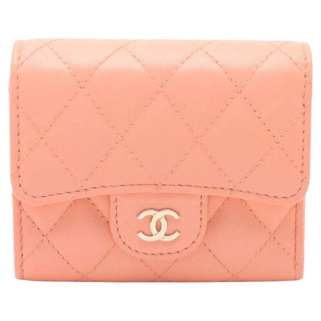 *Portafoglio compatto in pelle d'agnello Chanel CC Logo Matelasse Rosa Salmone in vendita