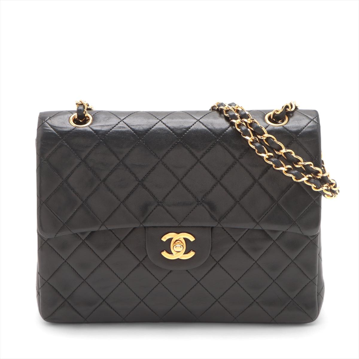Die Chanel CC Logo Matelassé Lammleder Tasche mit doppelter Klappe und doppelter Kette in Schwarz ist ein ikonisches und zeitloses Stück, das die klassische Eleganz von Chanel verkörpert. Die raffinierte Umhängetasche aus luxuriösem, gestepptem