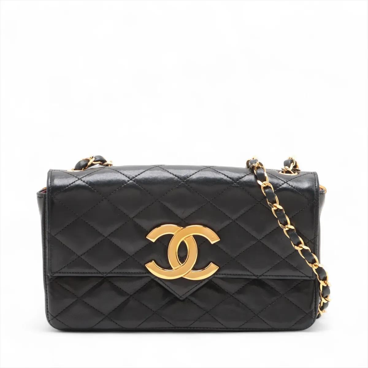 Le sac Chanel CC Logo Matelassé en cuir d'agneau à un seul rabat et une seule chaîne, en noir, est une pièce intemporelle qui allie harmonieusement élégance et fonctionnalité. Confectionné en luxueux cuir d'agneau matelassé, ce sac arbore le logo CC