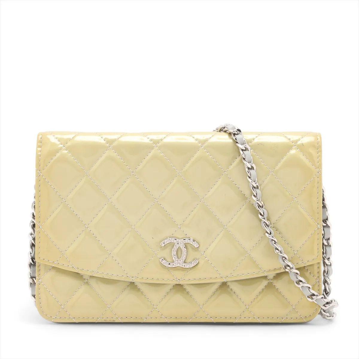 Die Chanel CC Logo Matelassé Patent Leather Chain Wallet in Gelb ist ein lebhaftes und elegantes Accessoire, das den zeitlosen Charme der Maison verkörpert. Sie ist aus glänzendem Lackleder mit dem kultigen Matelassé-Steppmuster gefertigt und mit