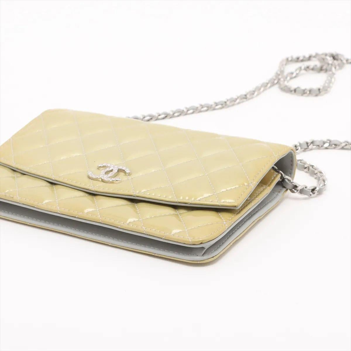 Chanel CC Logo Matelasse Lackleder Kette Brieftasche Gelb im Zustand „Gut“ im Angebot in Humacao, PR