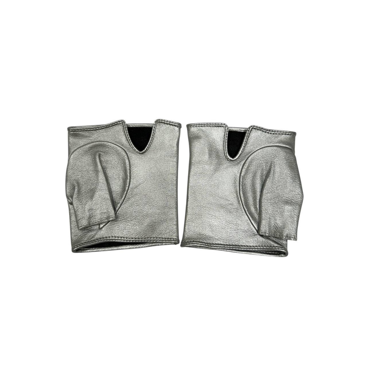 Erhöhen Sie Ihren Stil mit diesen umwerfenden fingerlosen Handschuhen von CHANEL! Mit dem kultigen CC-Logo in silberner Metallic-Optik sind diese Handschuhe ein unverzichtbares Accessoire für jeden Modebegeisterten.

Größe: 7

Zustand: Nie