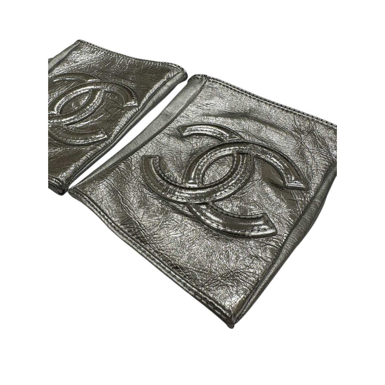 CHANEL CC Logo Metallic Silber Fingerlose Handschuhe - Größe 7 im Zustand „Neu“ im Angebot in Krakow, PL