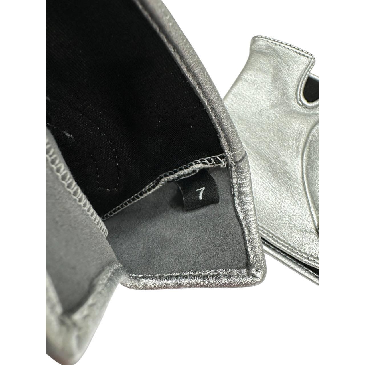 CHANEL CC Logo Metallic Silber Fingerlose Handschuhe - Gr�öße 7 Damen im Angebot